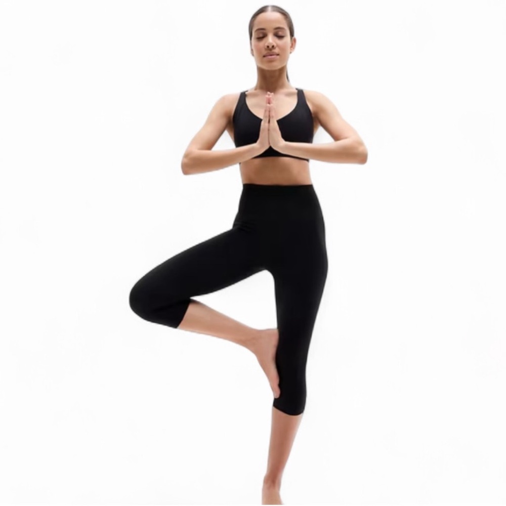 Athleta Elation Ultra High Rise Capri Leggings Black M NWT